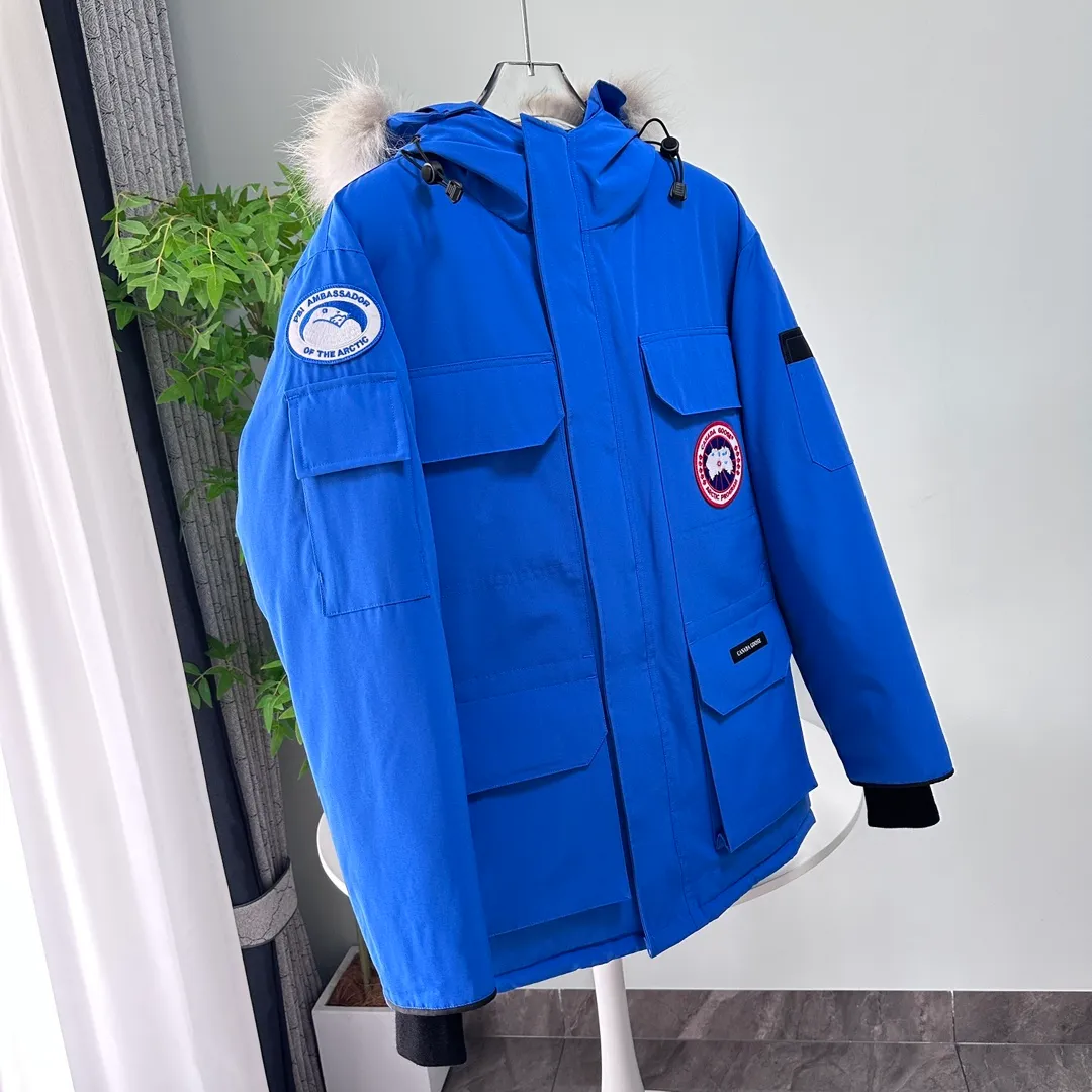 P700 CANADA GOOSE｜Canada Goose Expedition Parka｜Classic upgrade New 08 style Color: graphite gray, off-white, black, pink, navy blue, sky blue, Size: XS, S, M, L, XL, XXL, Product introduction Loose fit, multi-pocket design Larger size for free movement. 6 exterior pockets: 4 reversible front pockets, zippered side entry. There is a practical pocket on the left sleeve and a top pocket on the right sleeve. There is a drawstring on the inside of the waist and a logo patch on the back. The waist is designed with an inside drawstring, which can be adjusted to provide excellent warmth. Woven grab straps at upper back with “Expedition” logo patch • Hood with removable zipper trim, interchangeable hood trim for personalization and added protection (this jacket is not available with the classic hood trim) • Chin protection element has a tricot inner fabric for softness and comfort • Woven grab straps at upper back with “Expedition” logo patch • Internal drawstring at the waist, adjustable to provide excellent warmth •Snap-in rib knit cuffs for added comfort and optimal heat locking in •Stylish hanging inner straps allow the jacket to be carried over the shoulder, hands-free •Stowaway nylon stretch snow skirt for added protection •Two-way zipper covered fly with Velcro® snaps that unzips from the bottom for increased range of motion and breathability. A windproof fly is designed under the zipper for an extra layer of protection. • 6 exterior pockets: 4 two-way pockets on the front with top flap and Velcro® snaps, and zippered side entry. Utility pockets on left sleeve and right sleeve with top flap and velcro® snaps Internal pockets: 1 zipped pocket, 2 mesh drop-in pockets Embroidered Canada Goose logo